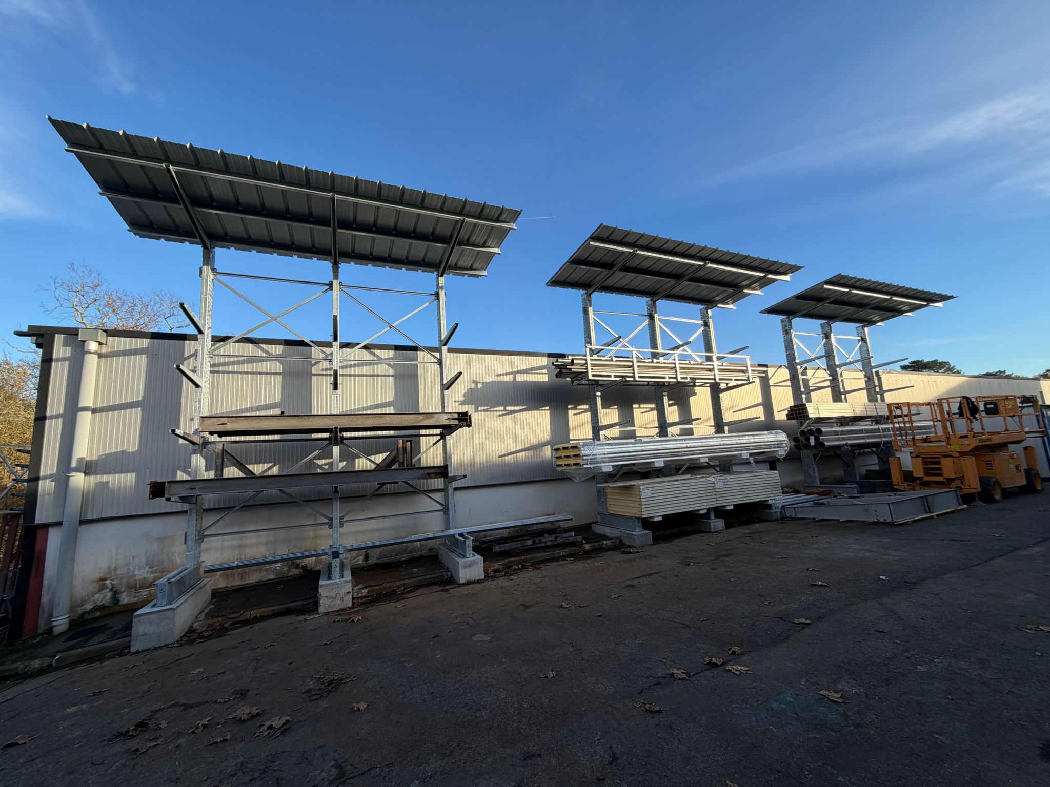 Cantilever extérieur avec toiture