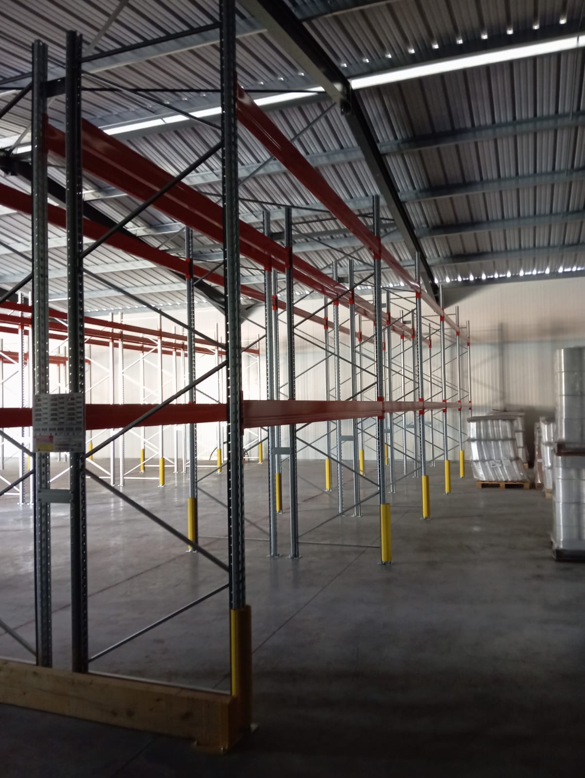 Pose de rack à palettes